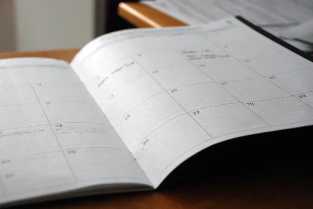 Agenda mensual abierta sobre una mesa de madera