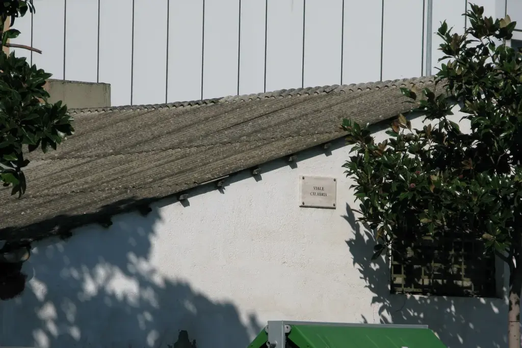 Cubierta a dos aguas de placas de fibrocemento sobre un edificio de paredes encaladas