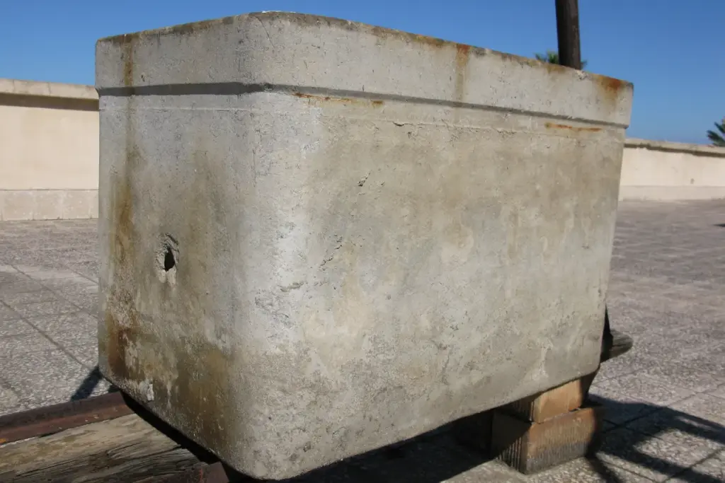 Depósito de agua antiguo de fibrocemento en una azotea